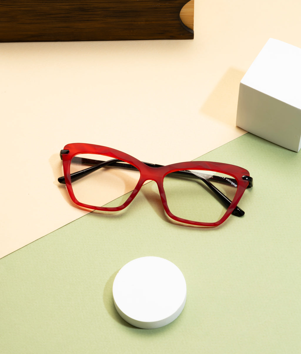 Women'S Cat-Eye Eyewear Frame In Red And Black Hues For A Stylish Statement